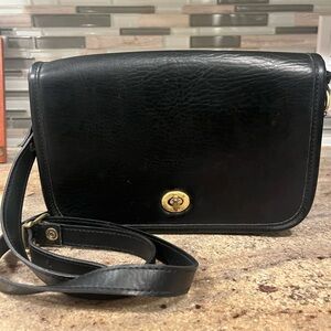 Vintage Classic Coach Black Leather Crossbody Bag with Turn-Lock Closure Clean
